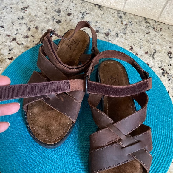G. H. Bass and Co. Brown Leather Sandals 10 - Picture 10 of 12